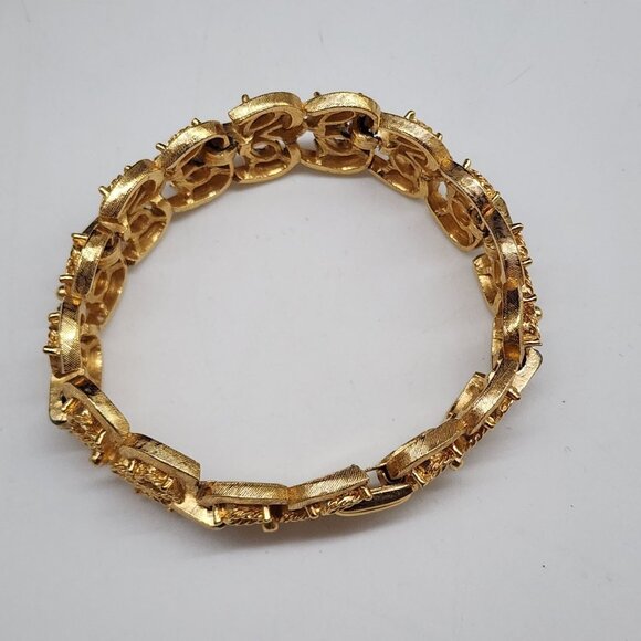Vintage Signed Crown Trifari Victorian Style Panel Link Bracelet Textured 7" - Picture 6 of 14